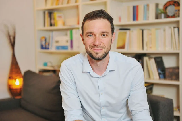Portrait du psychothérapeute Jean-Luc Sala assis dans son cabinet